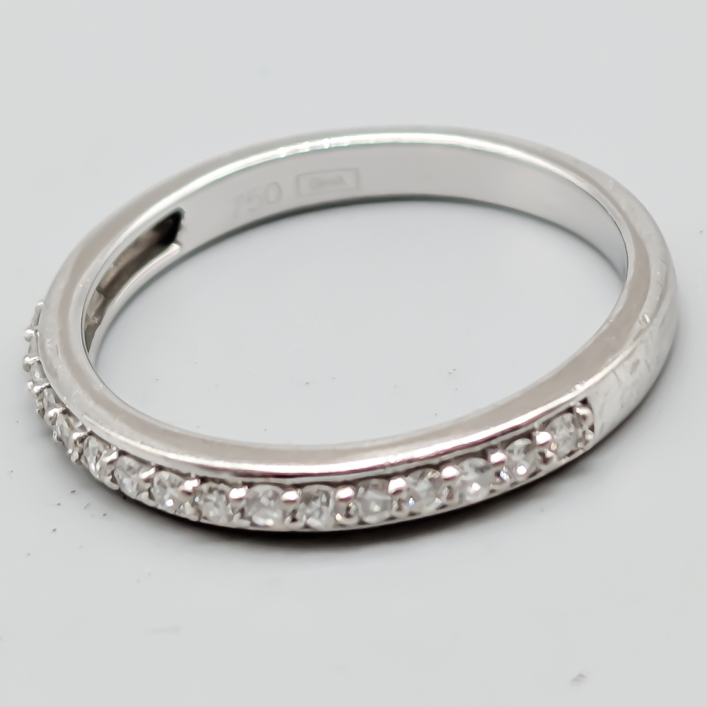 Alliansring i vitt guld med diamanter-0