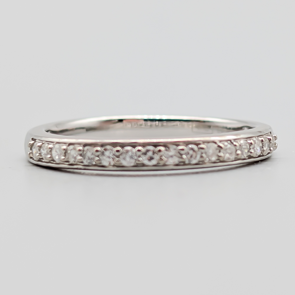 Alliansring i vitt guld med diamanter-1