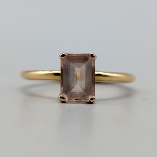 Mumbaistockholm Ring i Guld med Morganit 18K 2.3g 15.75mm