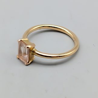 Mumbaistockholm Ring i Guld med Morganit 18K 2.3g 15.75mm