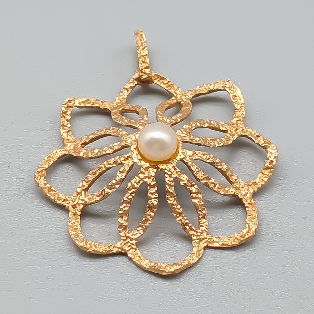 Hänge i Guld Blomma med Fauxpärla 14K 1.68g 26mm