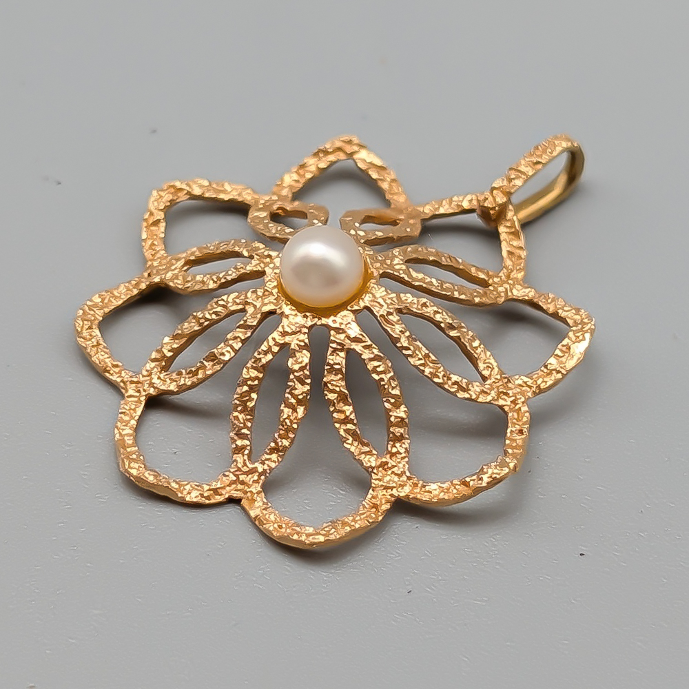 Hänge i Guld Blomma med Fauxpärla 14K 1.68g 26mm - Bild 2