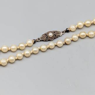 557cm Pärlcollier med Lås i Silver med Fauxpärlor S830 17.95g