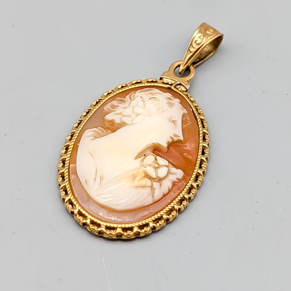 Hänge i Guld med Kamé 18K 2.4g 26mm
