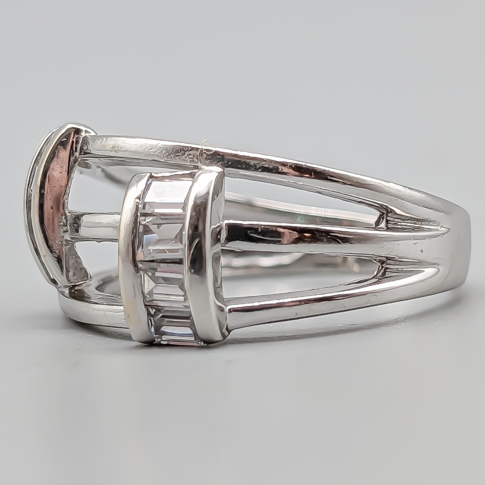Ring i Vitguld med Vita Stenar-2
