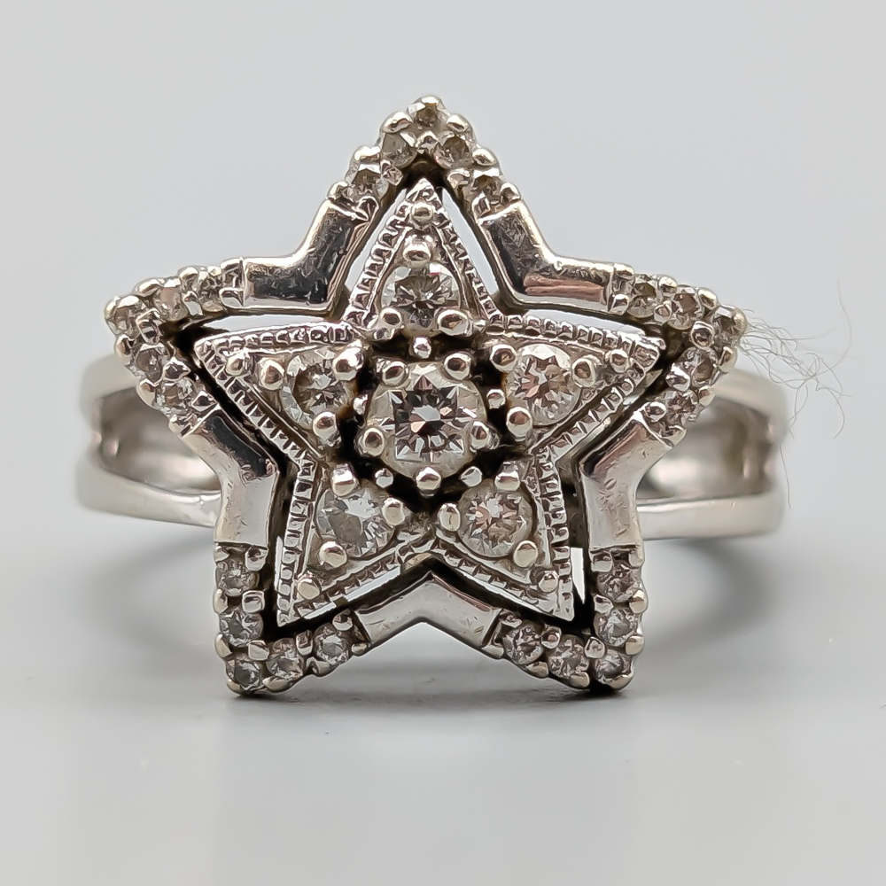 Diamantring i Vitguld Stjärna 14K 6.79g 17.25mm