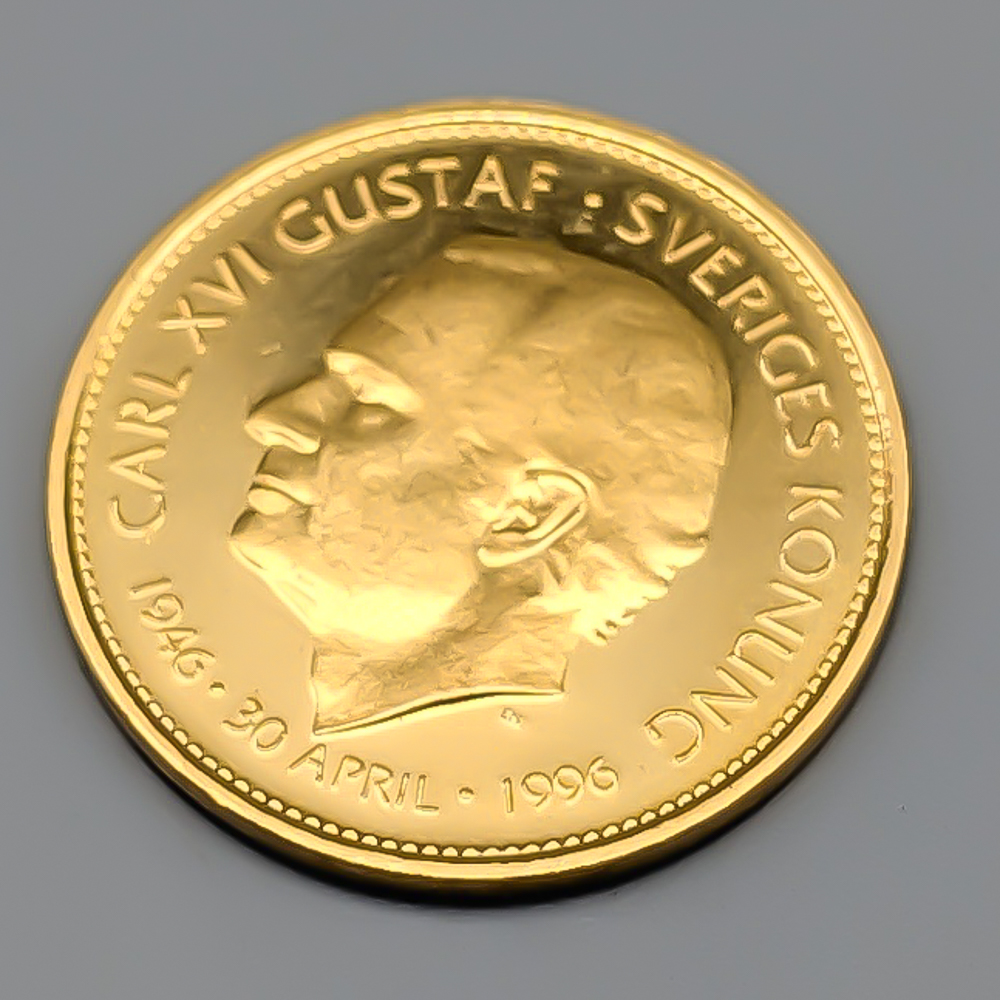1 st Investeringmynt i Guld, Sverige 1000 kronor, 1996 Konung Carl XVI Gustaf 50 år 21K 5.8g 21mm - Bild 2