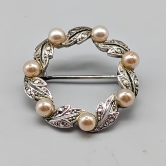 Brosch i Silver med Markasiter och Fauxpärlor S830 4.25g 26mm