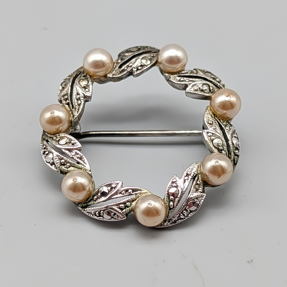 Brosch i Silver med Markasiter och Fauxpärlor S830 4.25g 26mm