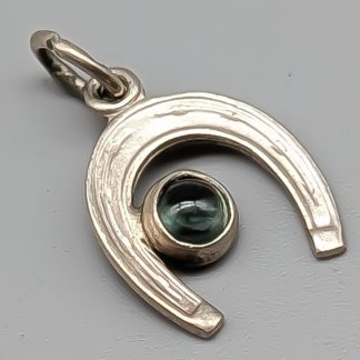Hänge i Silver Hästsko med Grön Sten S830 0.67g 15mm