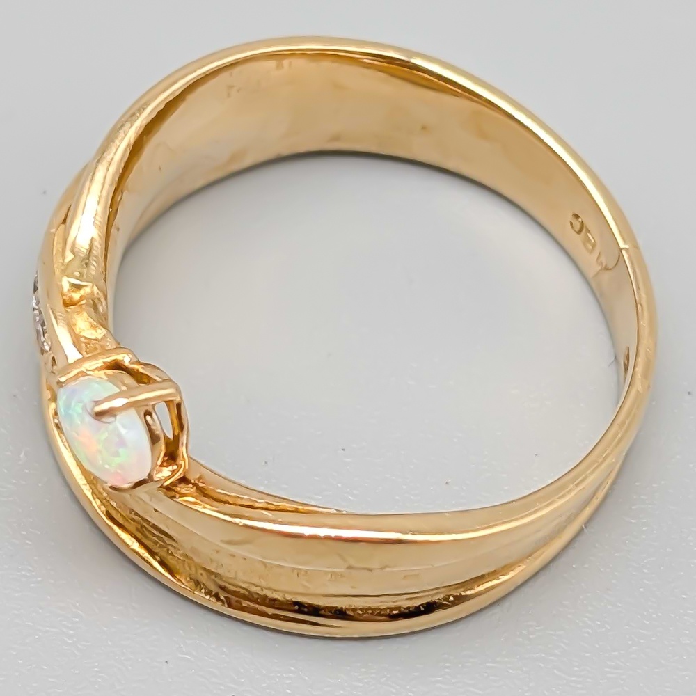 Diamantring i Guld med Opal-1