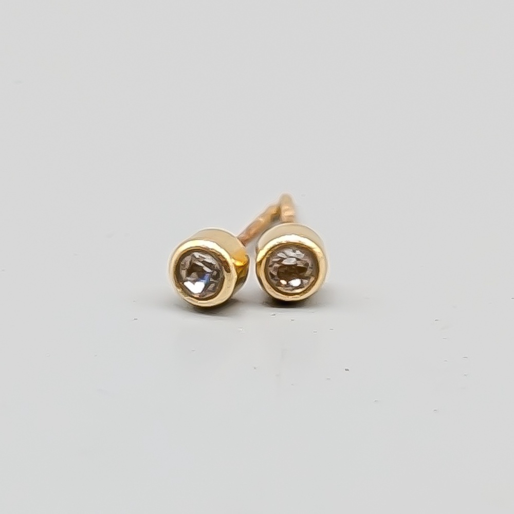 Örhängen i Guld med Vita Stenar 18K 0.44g 4mm
