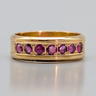 Ring i Guld med Röda Stenar-2
