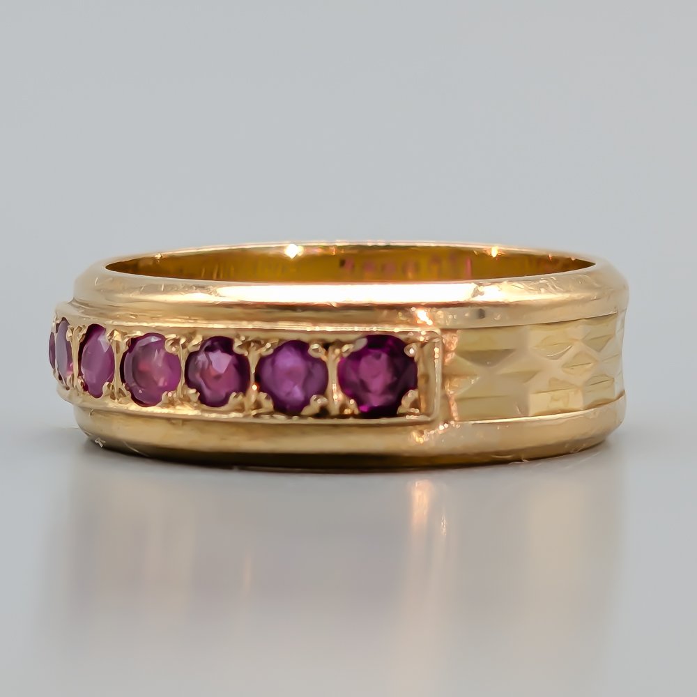 Ring i Guld med Röda Stenar-1