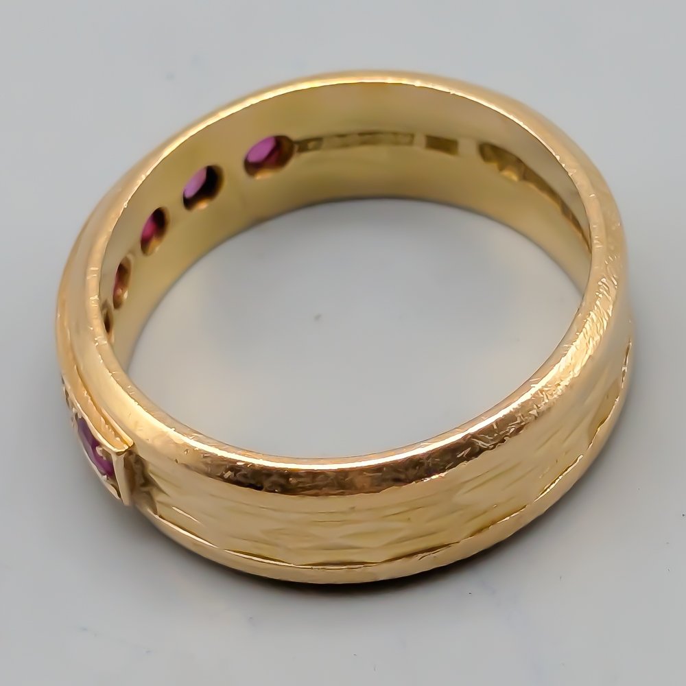 Ring i Guld med Röda Stenar-0