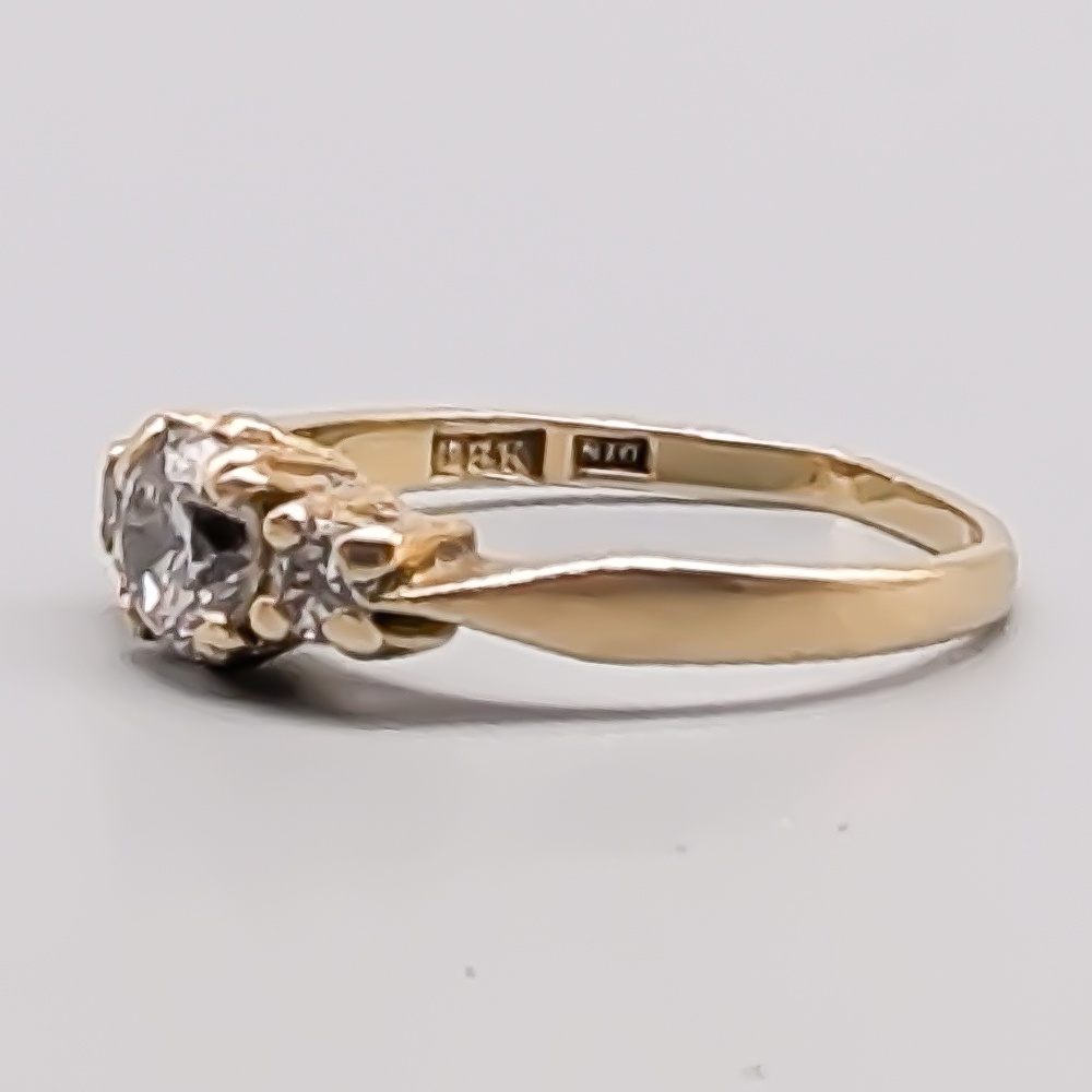 Ring i Guld med Vita Stenar 18K 2.59g 16.75mm - Bild 2