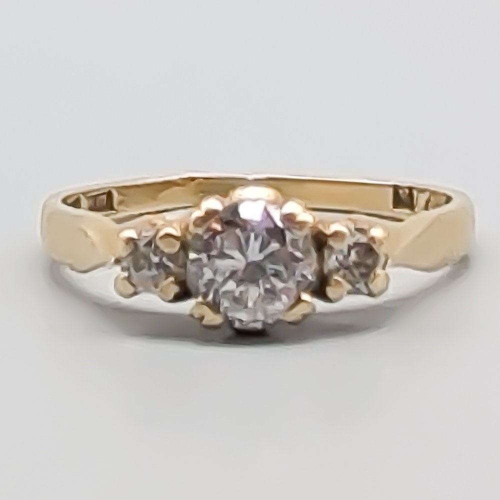 Ring i Guld med Vita Stenar 18K 2.59g 16.75mm