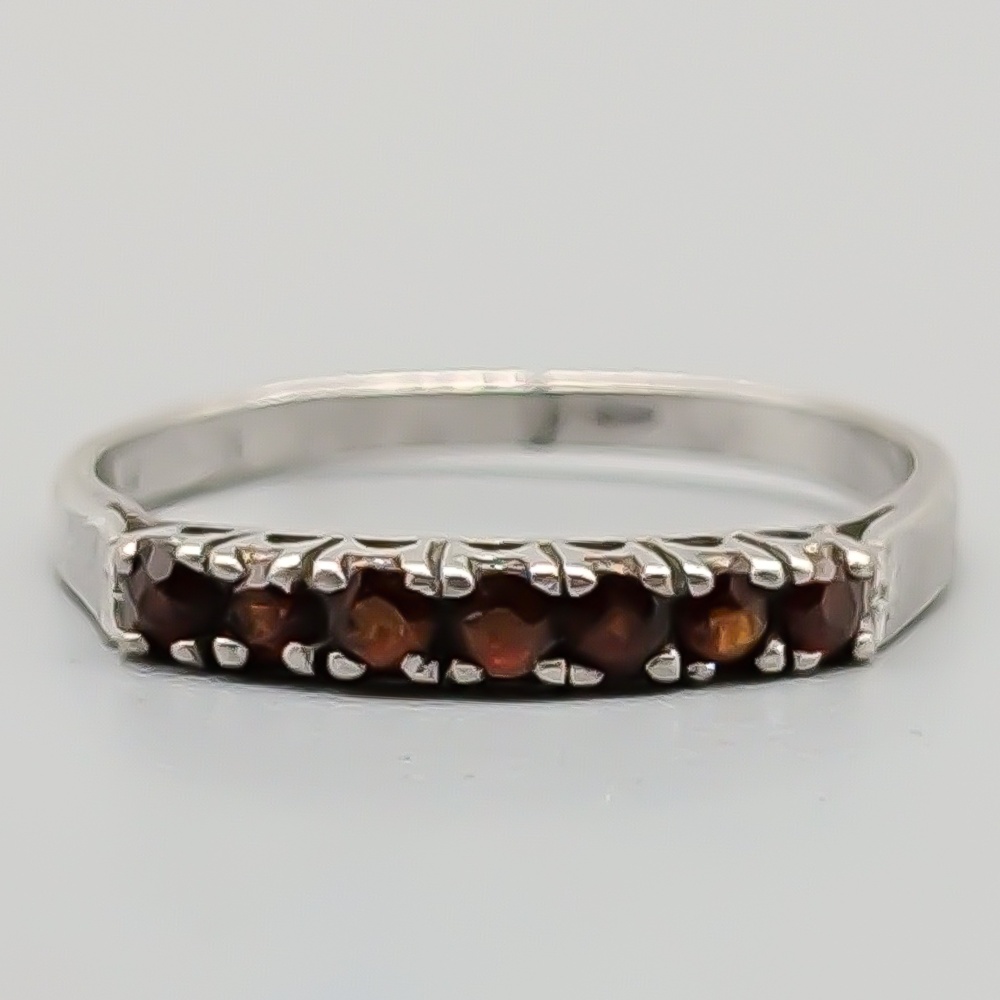Ring i Silver med Granater S925 1.37g 17mm