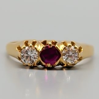 Ring i Guld med Röd och Vita Stenar 18K 3.32g 18mm