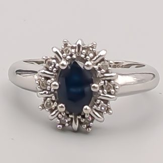 Camoséring i Vitguld med Diamanter och Blå Safir 18K 3.6g 16mm