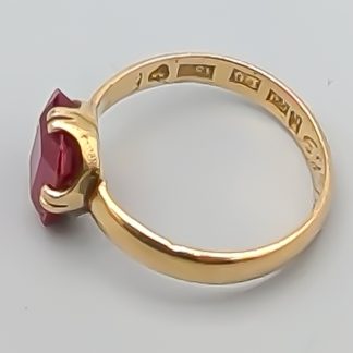 Ring i Guld med Röd Sten 18K 3.62g 17mm