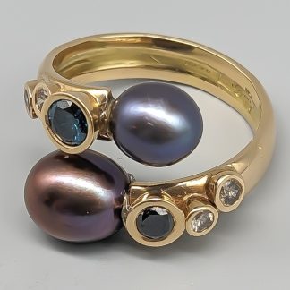 Ring i guld med diamanter och färgade sötvattenspärlor 18K 13.97g 19.75mm