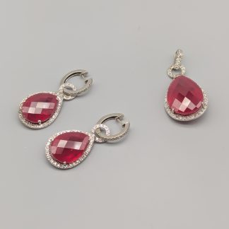 Matchande set med Hänge och Örhängen med Diamanter och Röda stenar 14K 29.51g 48mm