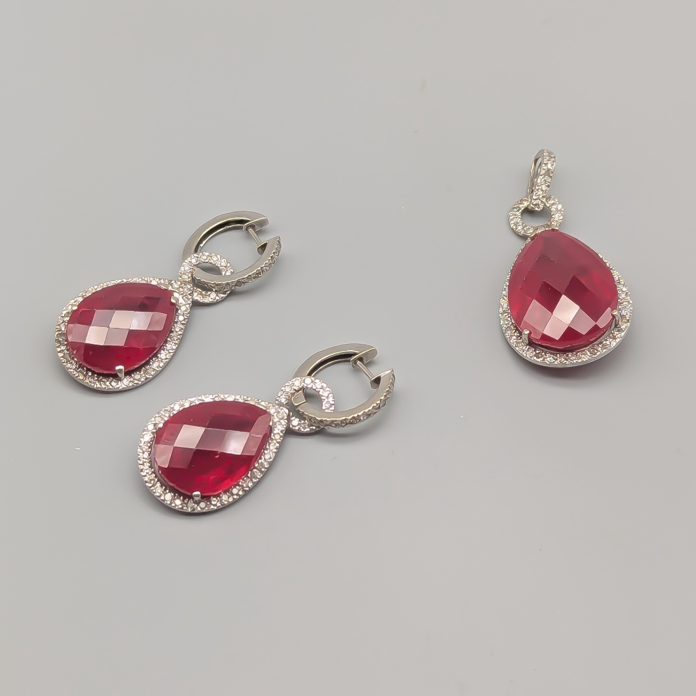 Matchande set med Hänge och Örhängen med Diamanter och Röda stenar 14K 29.51g 48mm