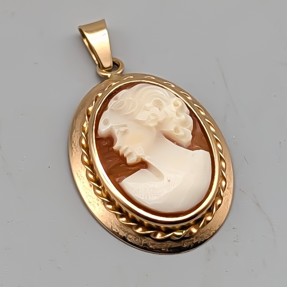 Hänge i Guld med Kamé 14K 1.78g 23mm