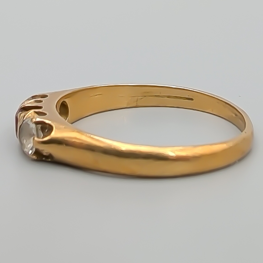 Trestensring i Guld med Röd och Vita Stenar 18K 2.74g 18.25mm - Bild 3
