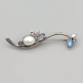 Brosch i Silver med Odlad Pärlor och Blå och Vita Stenar S925 7.04g 58mm