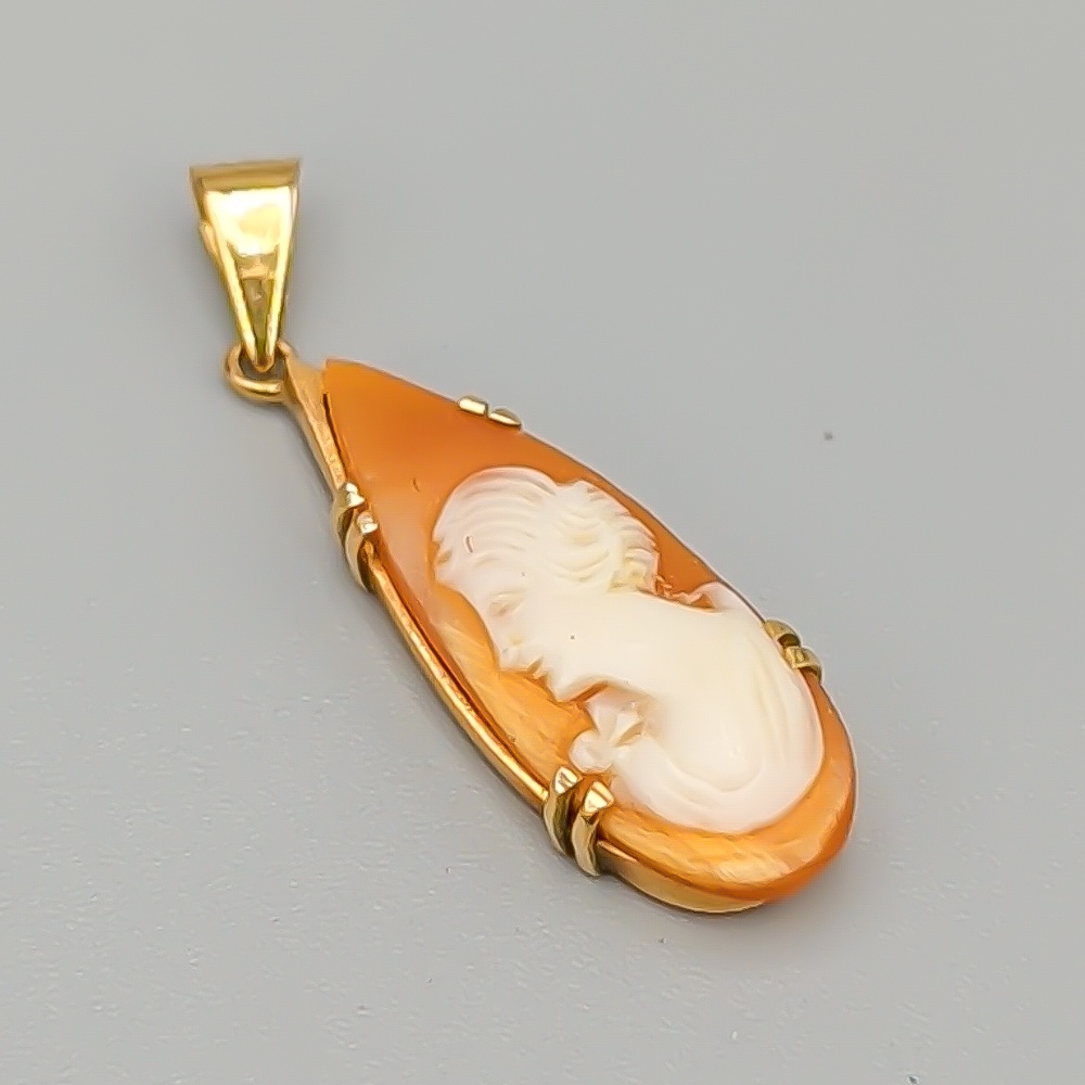 Hänge i Guld med Kamé 18K 1.74g 25mm