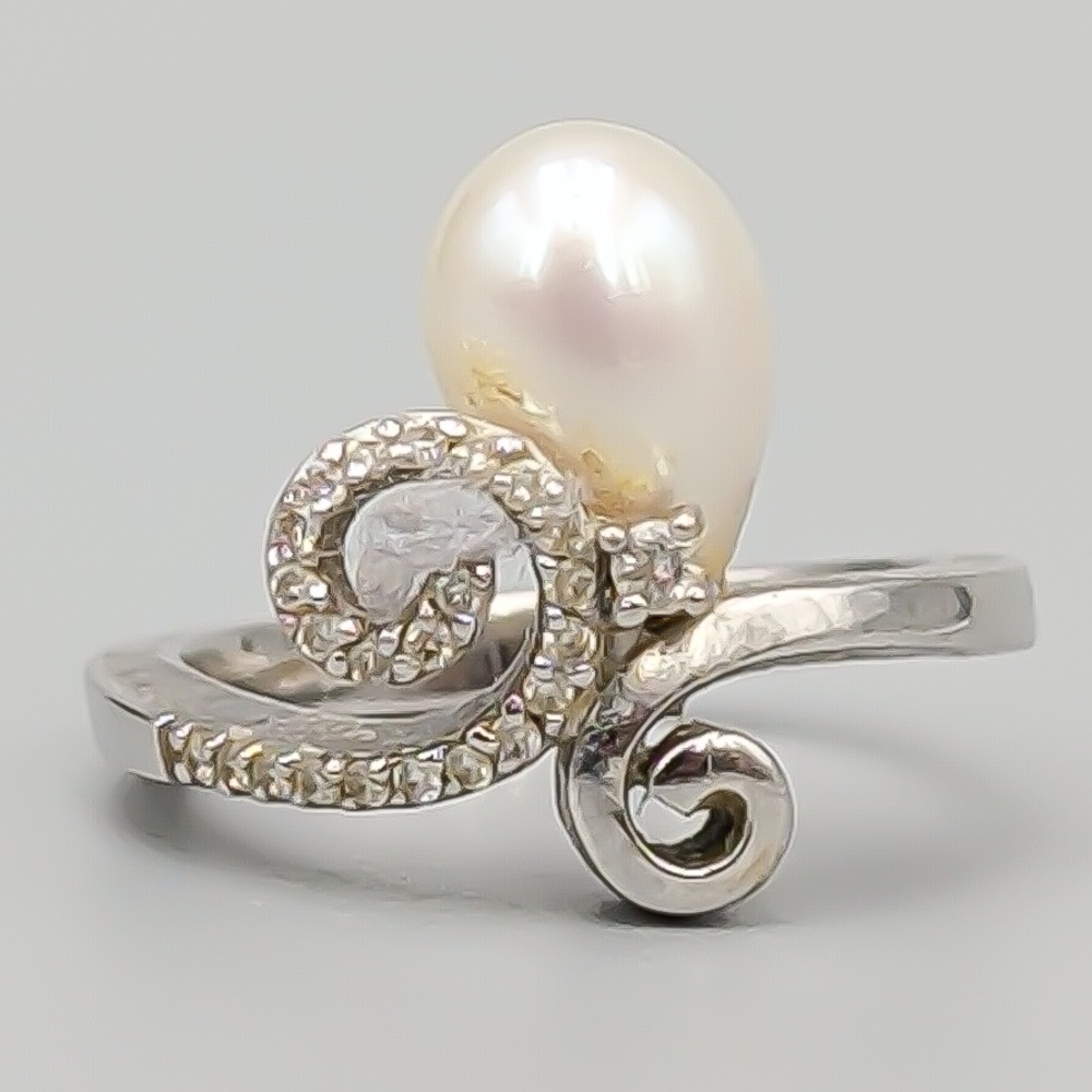 Diamantring i Vitguld med Odlad Pärla 18K 7.26g