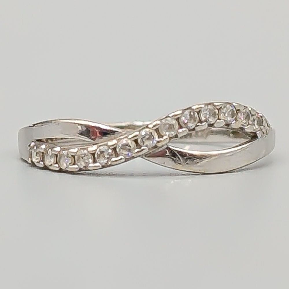 Ring i Vitguld med Vita Stenar 14K 1.28g 16.75mm