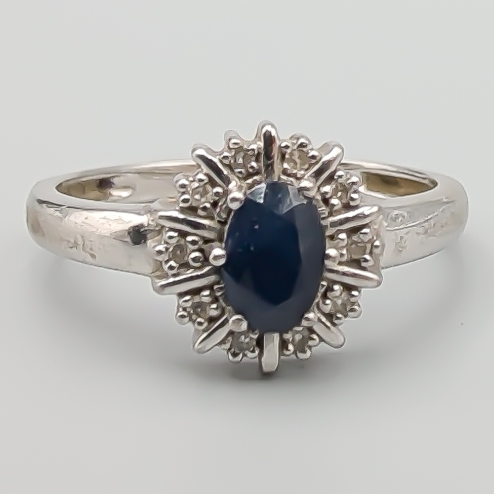 Camoséring i Vitguld med Diamanter och Safir 18K 3.34g 17.75mm