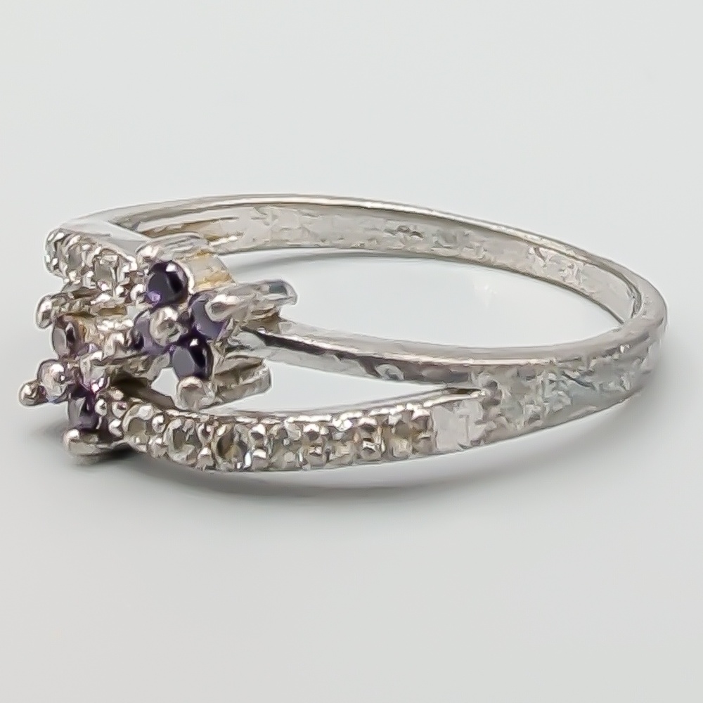Ring i Silver med Lila och Vita Stenar S925 2.07g 18mm - Bild 2