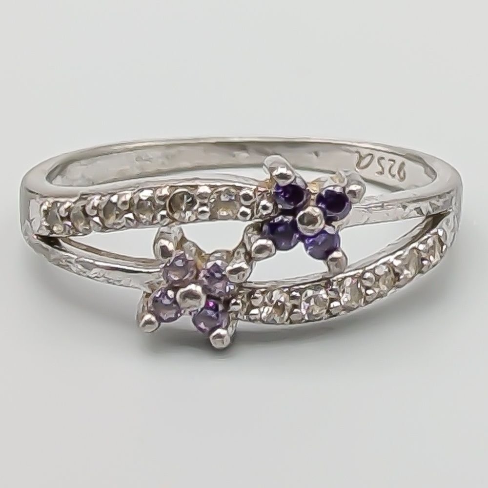 Ring i Silver med Lila och Vita Stenar S925 2.07g 18mm