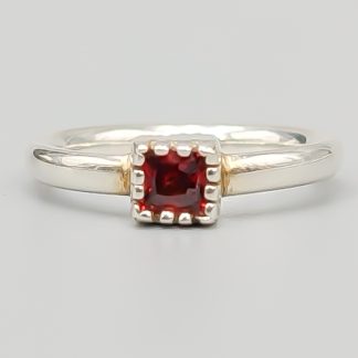 Ring i Silver med Röd Sten S925 2.96g 17mm