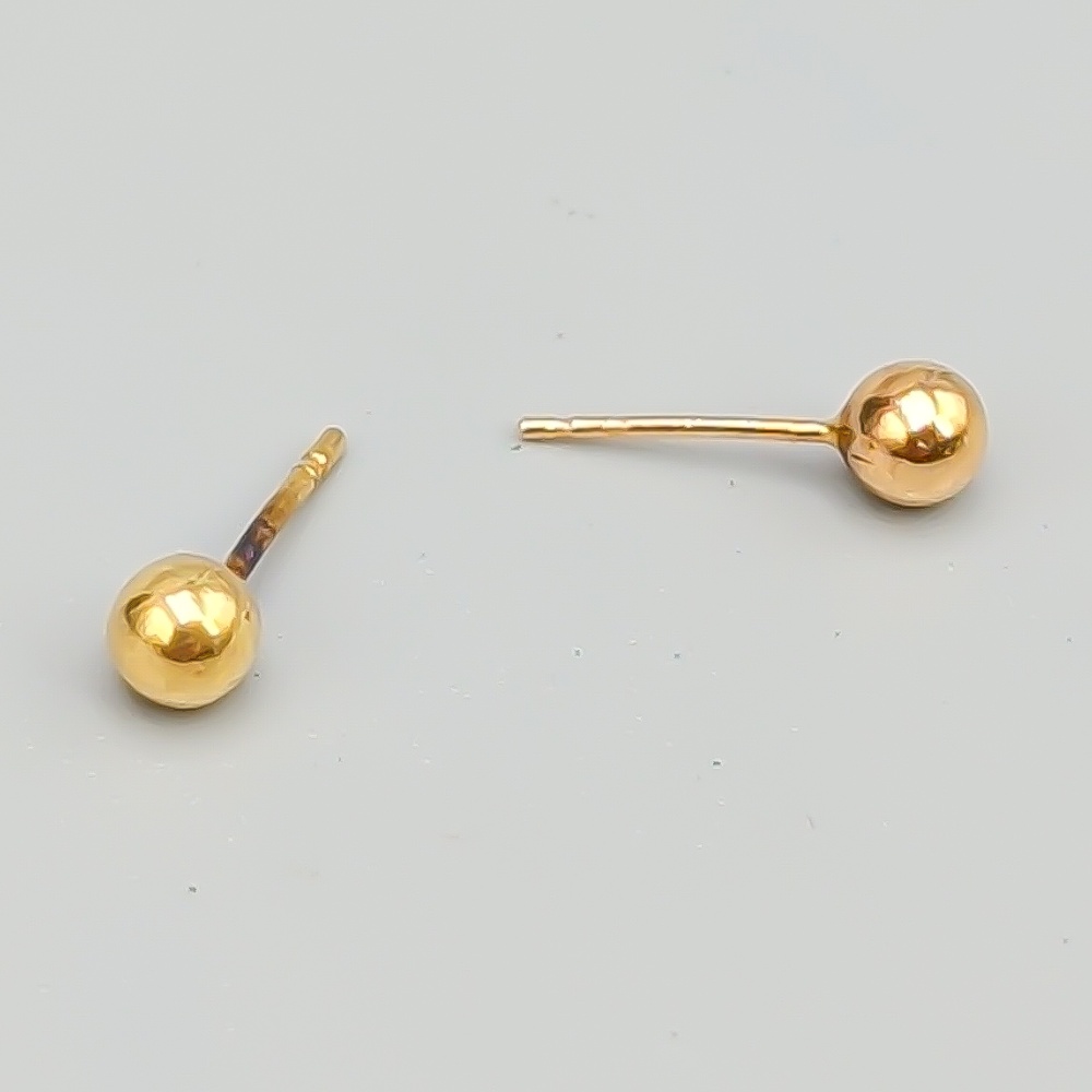 Örhängen i Guld 18K 0.26g 4mm